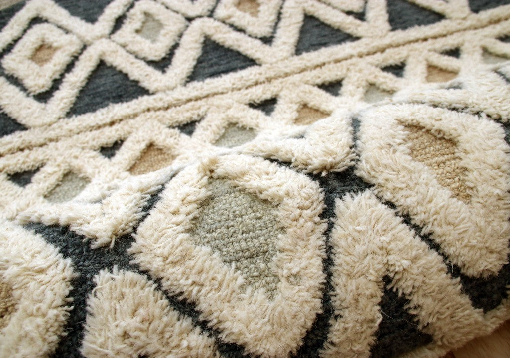 4' Round Blue and Cream Stripe Diamond Area Rug