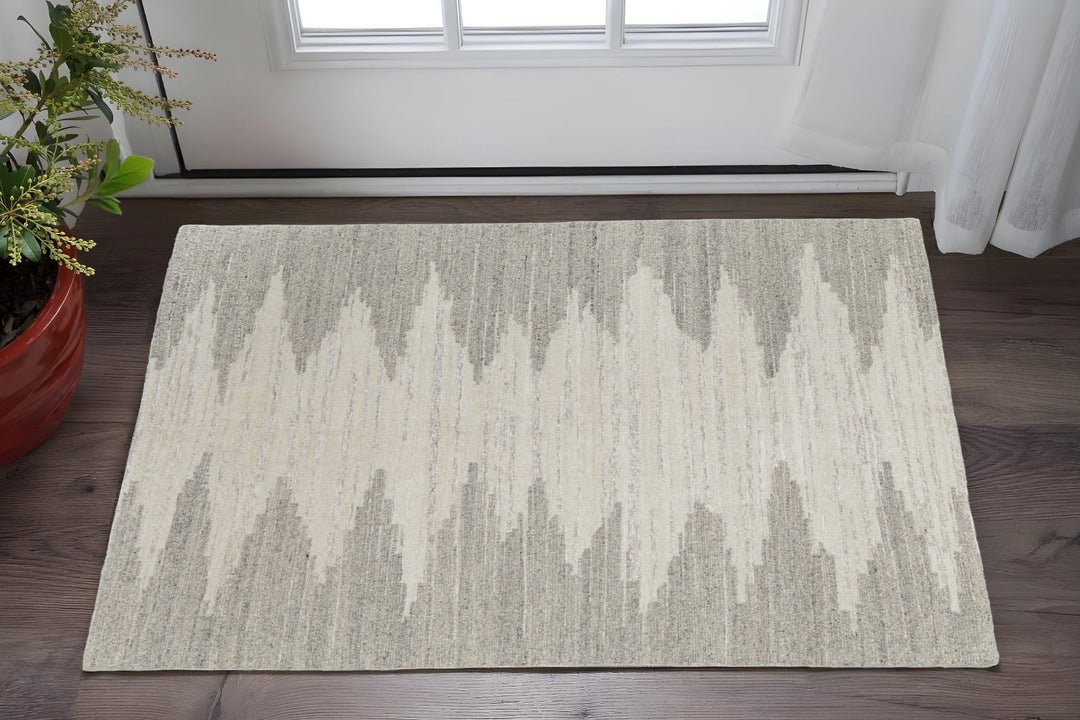 4' X 6' Gray and Ivory Ombre Hand Woven Area Rug